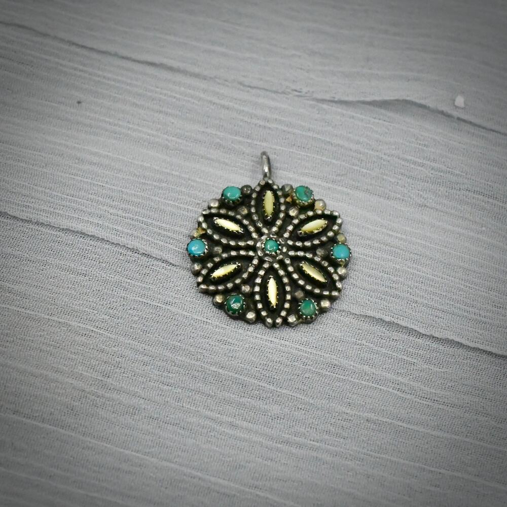 Vintage Zuni Lonnie Lenora Dosedo Turquoise MOP Petit Point Pendant Necklace